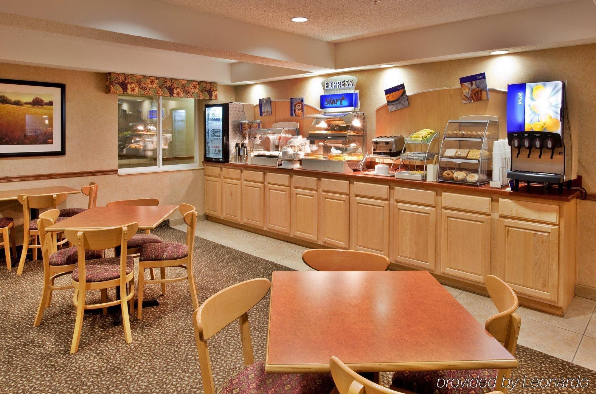 Holiday Inn Express Warrenton By Ihg Ресторант снимка