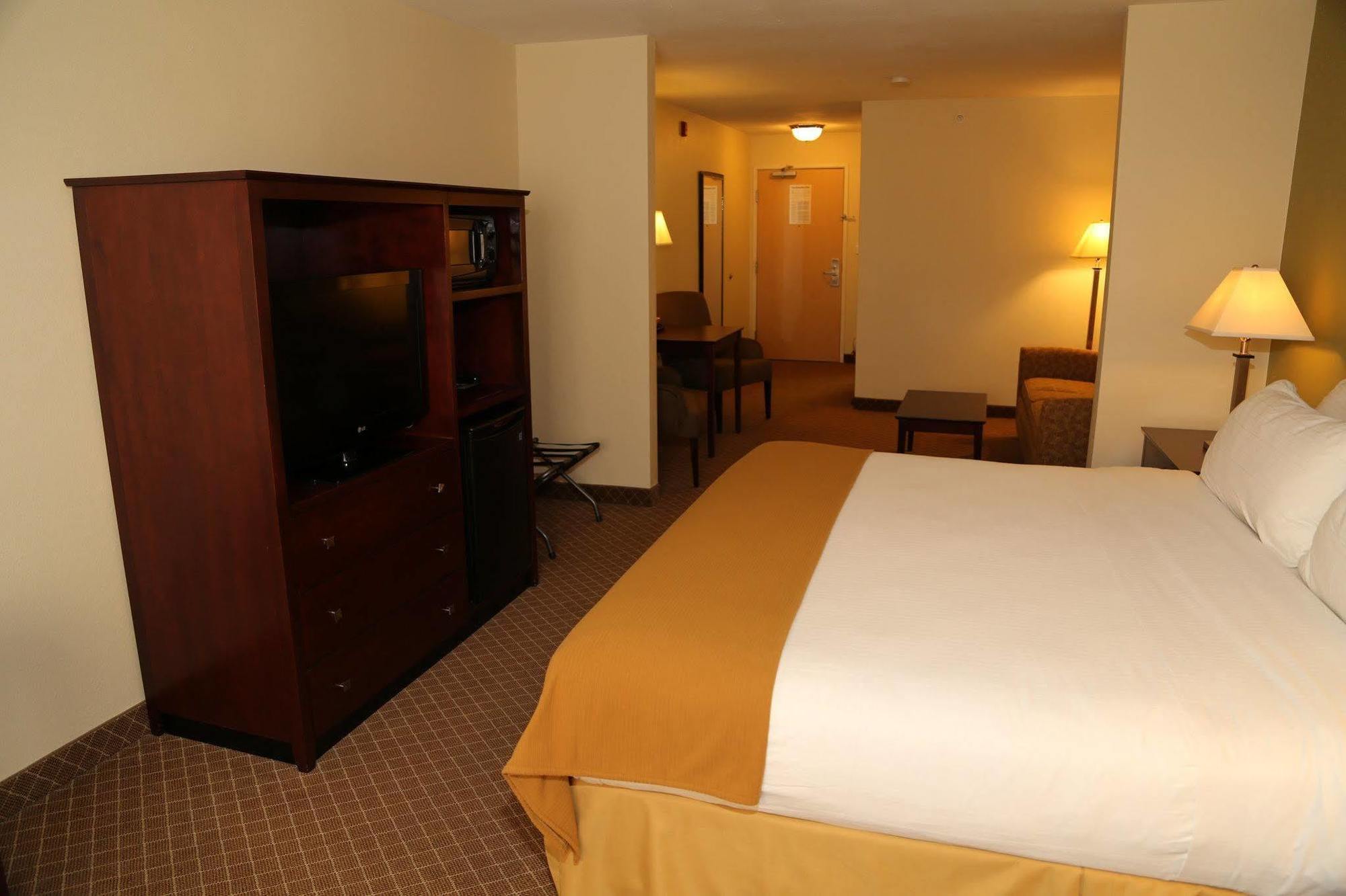 Holiday Inn Express Warrenton By Ihg Екстериор снимка
