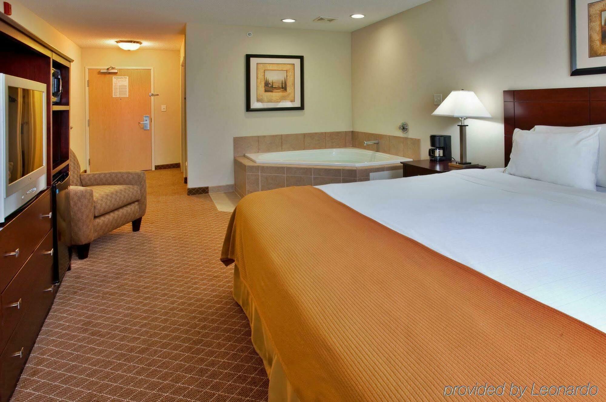 Holiday Inn Express Warrenton By Ihg Екстериор снимка