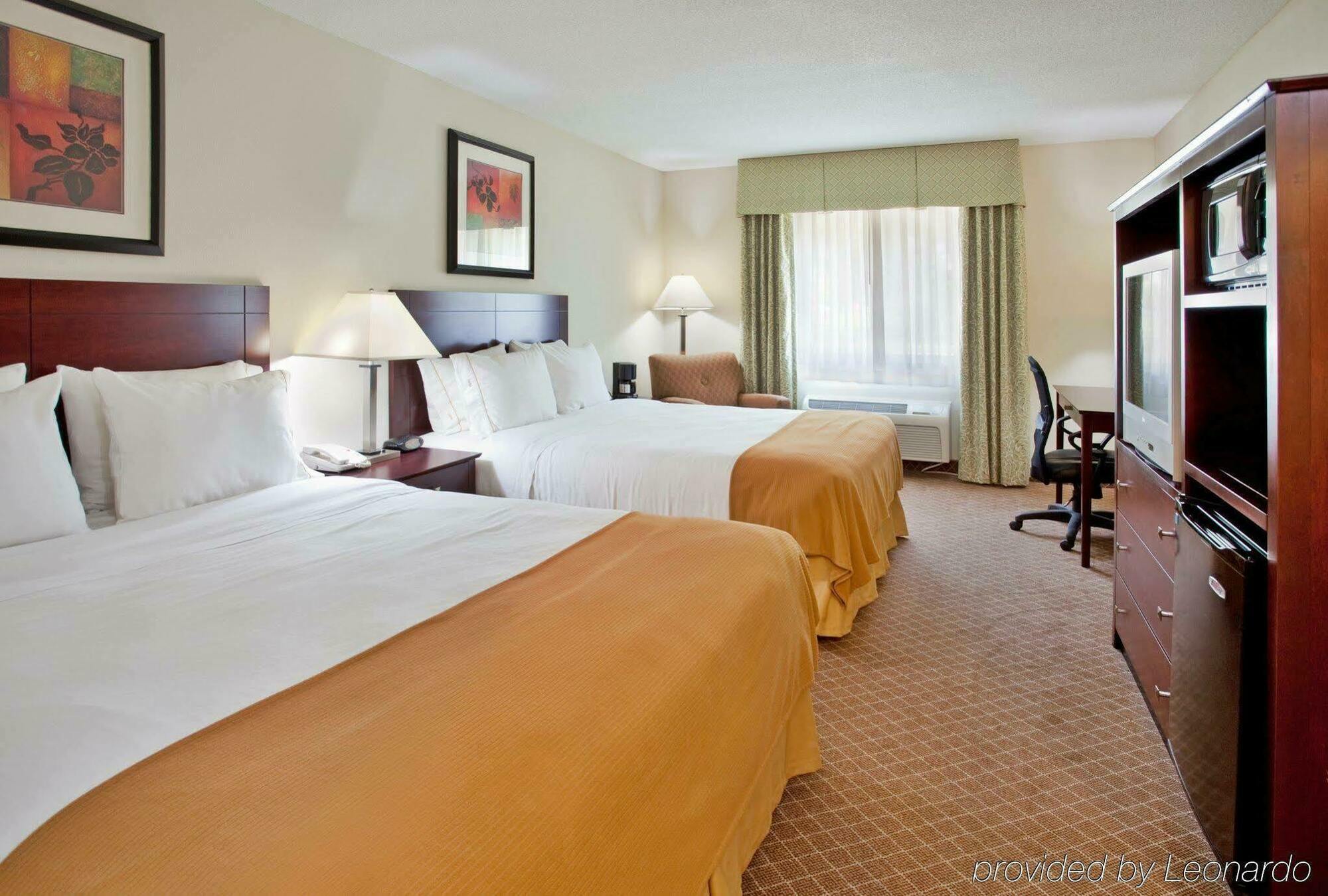 Holiday Inn Express Warrenton By Ihg Екстериор снимка